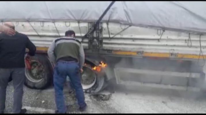 Hareket Halindeki Tırın Lastikleri Yandı